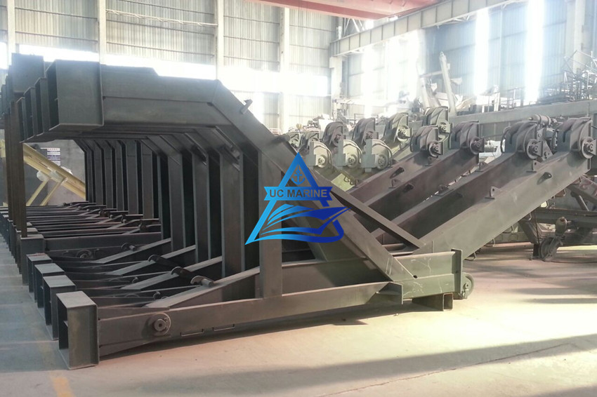 Gravity Luffing Arm Type Davit 01.jpg