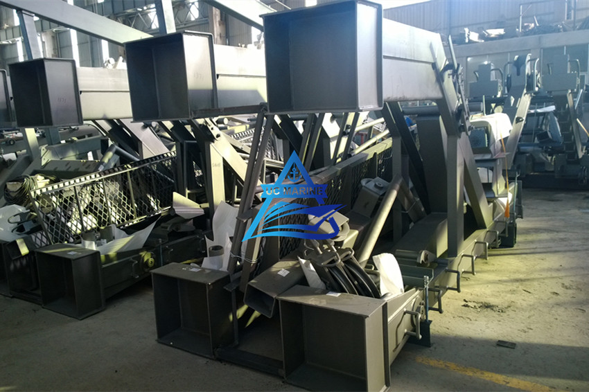 Gravity Luffing Arm Type Davit 02.jpg