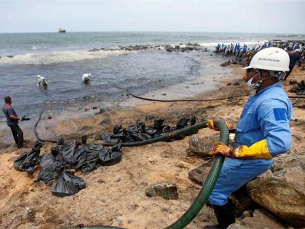 Sri Lanka Troops Assist Works to Clean Oil Slicks Near Capital