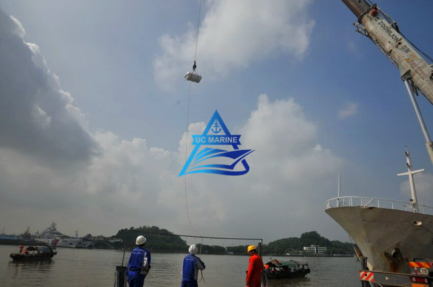 Inflatable Liferaft Throwing Test 01.jpg